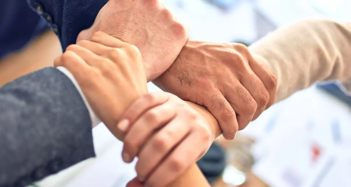 Hände greifen ineinander. 