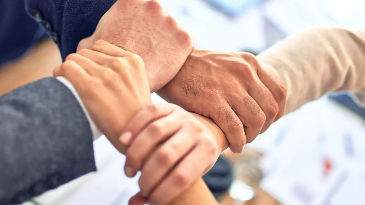 Hände greifen ineinander. 