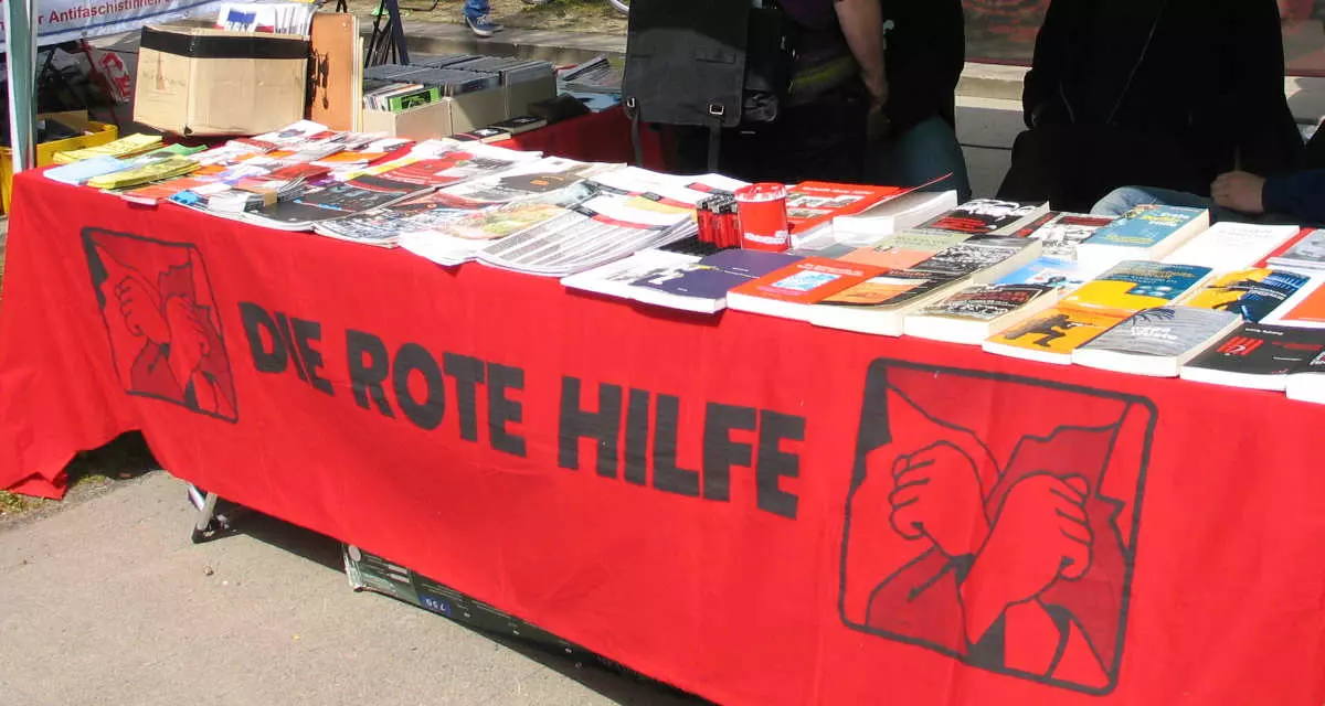 Infostand mit dem Schriftzug "Die Rote Hilfe"