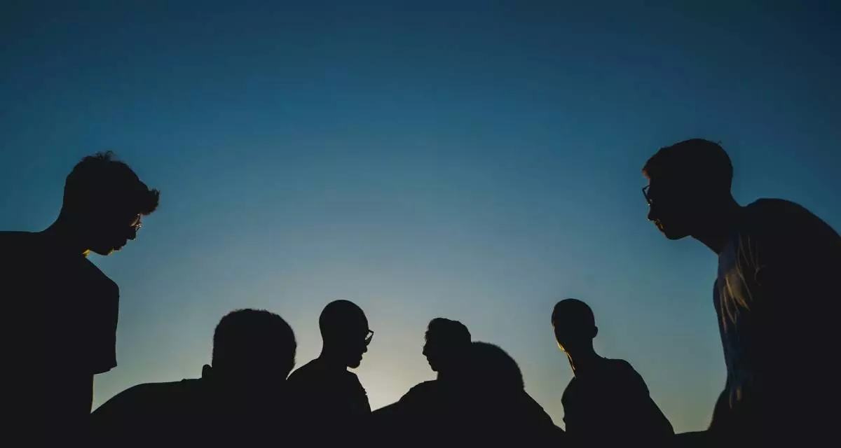 Symbolbild Jugendliche. Foto: unsplash.com/ Papaioannou Kostas. 