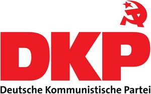 Logo der Deutschen Kommunistischen Partei (DKP) - roter Schriftzug "DKP" mit Hammer und Sichel rechts oben.